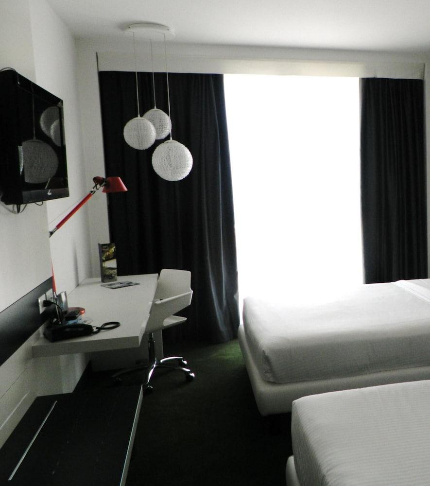 Idea Hotel Milano Malpensa Airport Case Nuove  Esterno foto A room at the hotel