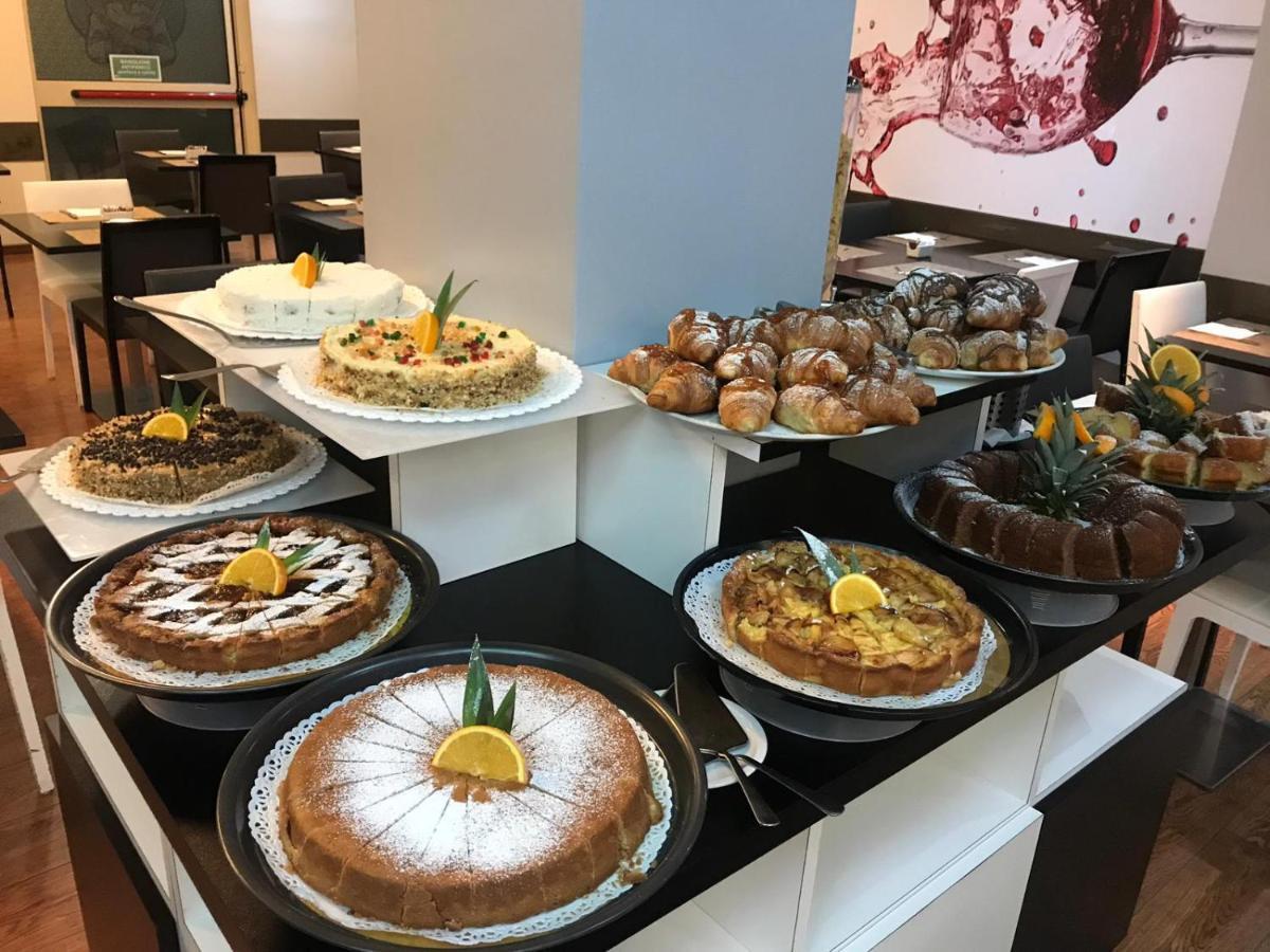Idea Hotel Milano Malpensa Airport Case Nuove  Esterno foto Breakfast buffet at a hotel
